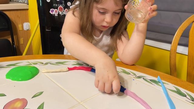 Sadie and I having fun with slime, play dough, and a marble. смотреть онлайн