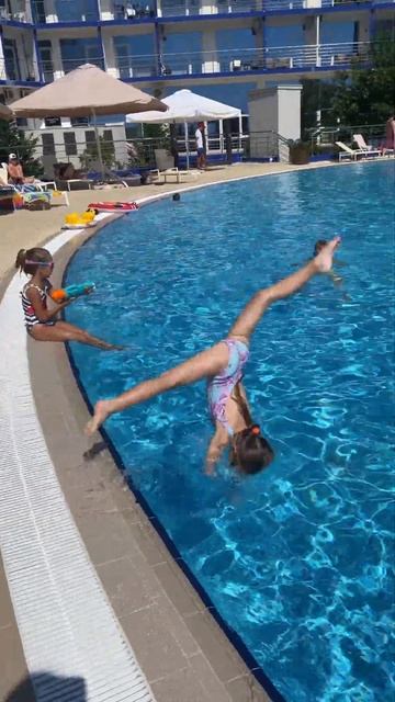 Как правильно прыгать в бассейн #short смотреть онлайн