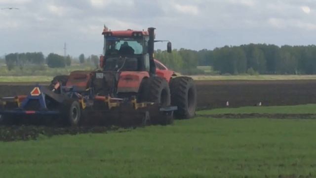 Весенняя пахота паров при помощи дискового агрегата смотреть онлайн