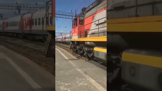ТЭМ18ДМ-278 следует резервом по станции Екб-пасс и рядом стоящий ЭП2К-137 с пассажирским поездом смотреть онлайн