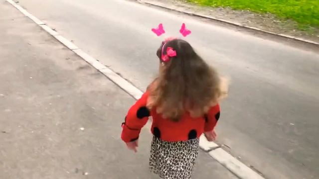 Летаем на зонтике. Веселая божья коровка. смотреть онлайн