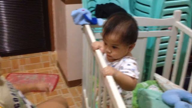 Kuya Scythe playing with baby brother Shield Part 2 (Oct. 28, 2014) смотреть онлайн