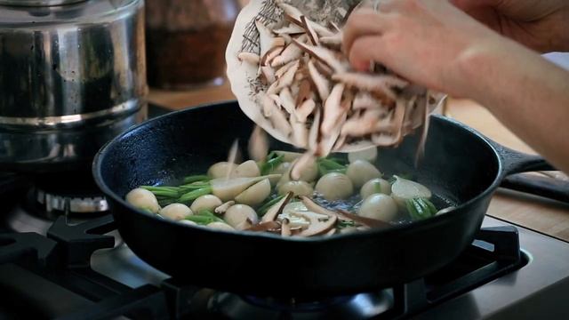 Hakurei Turnip and Shiitake on Soba Noodles | Kitchen Vignettes | PBS Food смотреть онлайн