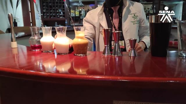 Muestra de Cócteles con y sin alcohol por el instructor Edgar Gracia смотреть онлайн