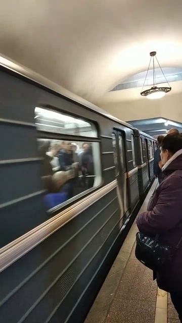 Миниролик. Поезд 81-717/714.5М в окрасе "Московский транспорт" Прибывает на станцию Новокузнецкая смотреть онлайн