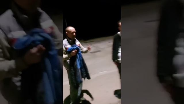 Проиграл спор, прячется в камышах, убегает и хватает за камни петушок, повезло что приехали мусора смотреть онлайн