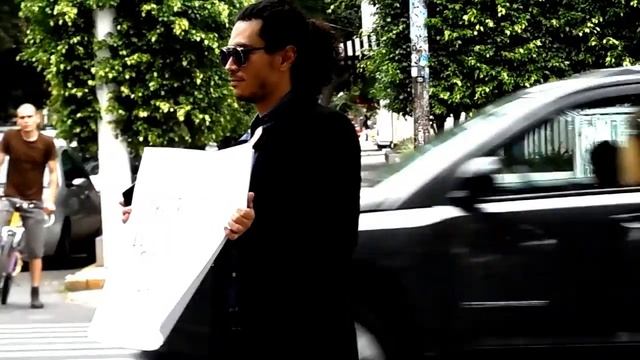 Millonario pide dinero para su Iphone 8, su tigre y hélice de helicóptero смотреть онлайн