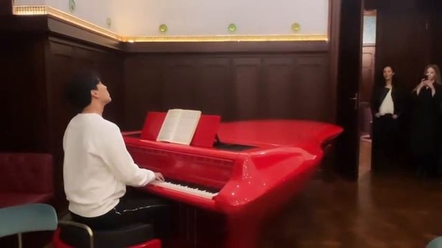 Dimash playing "Kusni Korlan" on the piano, Hungary смотреть онлайн