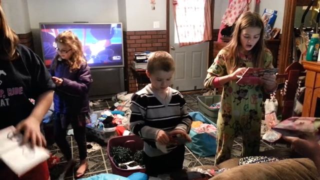 Kids find out they are going to Disney World! смотреть онлайн