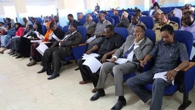 Galka Baarista oo soo bandhigay lacago si qarsoodi ah loo siiyay Xildhibaanada Baarlamaanka смотреть онлайн