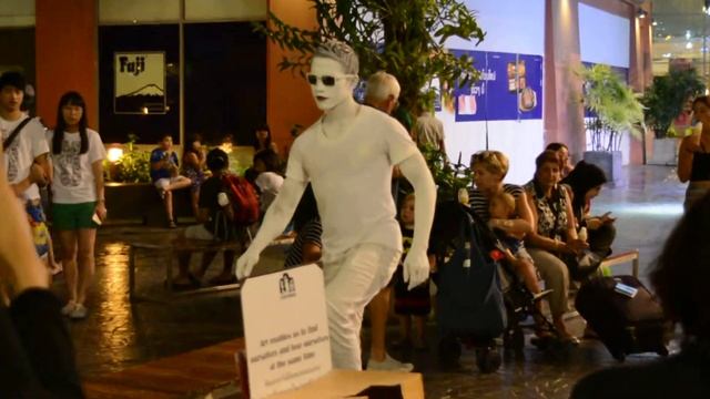 Уличный танцор в Тайланде. Пхукет 2015 смотреть онлайн