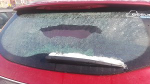 Владельцы Geely столкнулись с массовыми проблемами лопающихся задних стекло От rosavtodealer.ru