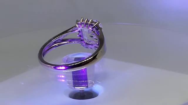 Флуоресценция пакистанского Петролеум (нефтяного) кварца 2.40 ct под УФ фонарем смотреть онлайн