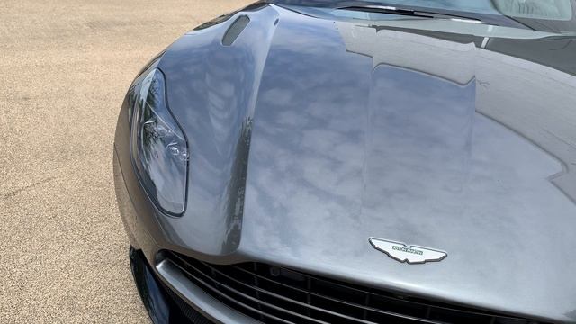 Aston Martin DB11 Volante in Magnetic Silver смотреть онлайн