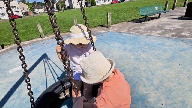 The Wheels on the bus | Nursery Rhymes | Park | Maria si Rita смотреть онлайн