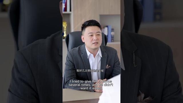 美女在電梯裡遇到流氓，不料流氓竟是新上任的董事長，這下尷尬了#湯小魚#短劇#情感#搞笑#霸道總裁