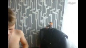 Парень на вебке с учебниками!