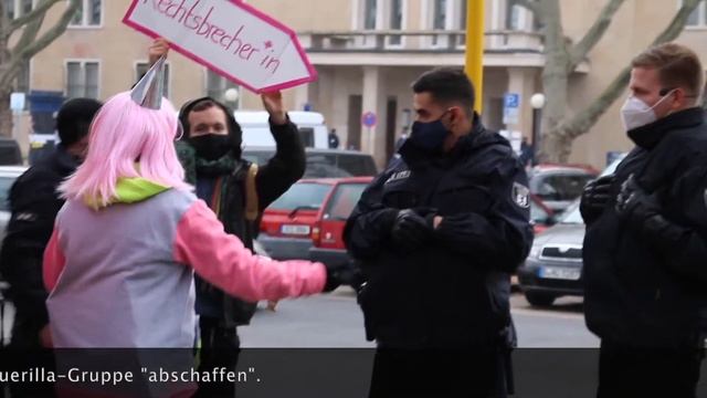 Berlin: “Kann illegal, kann scheißegal”: Polizei-Adbustings und Guerilla- Pressekonferenz vorm LKA смотреть онлайн
