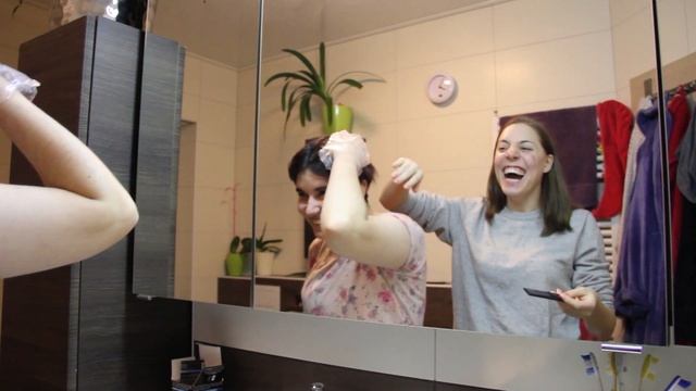 2 idiots trying to dye hair смотреть онлайн