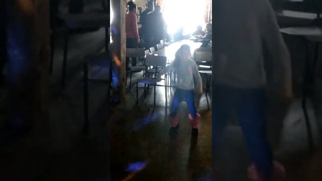 Adorable 5 year old dances dances to 50's music at the Sugar Shack смотреть онлайн