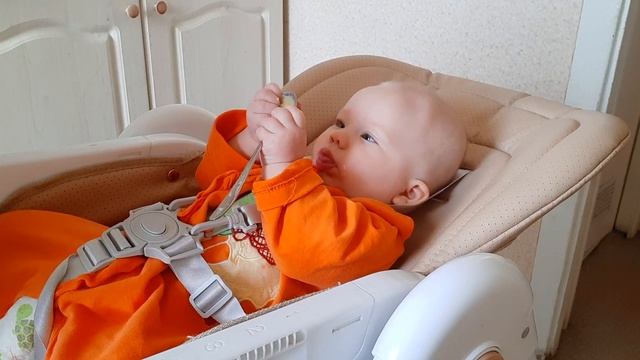 Первая ложка Эмилии в 5'3 месяца. Кабачок на пару. смотреть онлайн