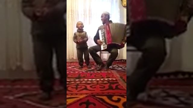 Кичинекей ырчы жарды Аккордеондо смотреть онлайн