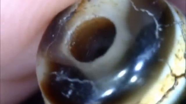 TIGER TOOTH TIBETAN OLD DZI , WITH STAINED PARTS AND BIGGER CRACKLE LINES смотреть онлайн