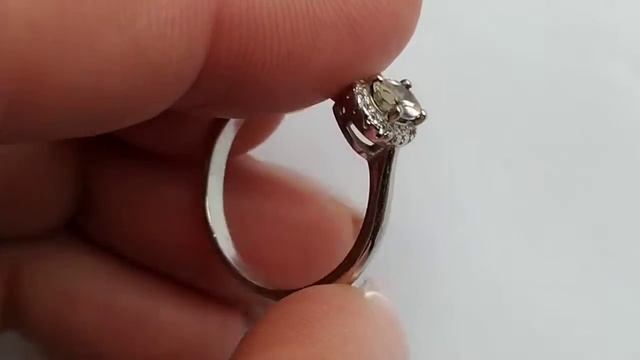 Природный цвет. Кольцо с желтым танзанитом 0.49ct, овал 6х4 мм, (день) смотреть онлайн
