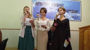 Сёстры поют