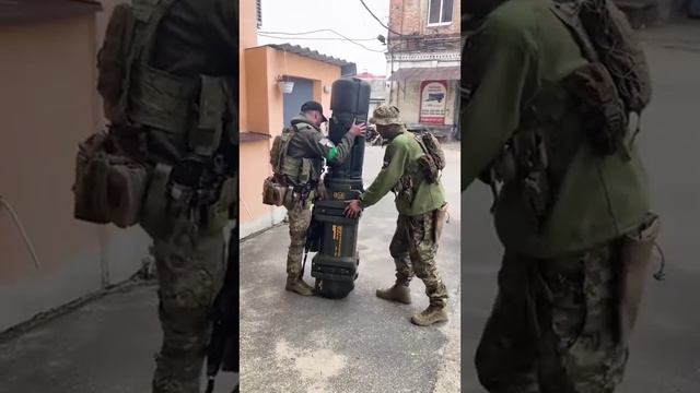 Ukraine soldiers unboxing anti tank missile смотреть онлайн