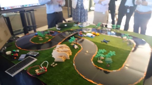Oracle IoT car race смотреть онлайн