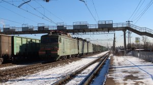 ВЛ11.8 - 615А/616 с грузовым поездом проследует станцию Поварово-2.