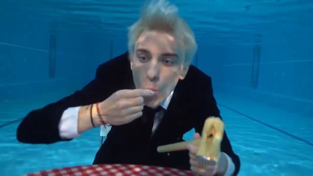 Eating A Full Meal Underwater !