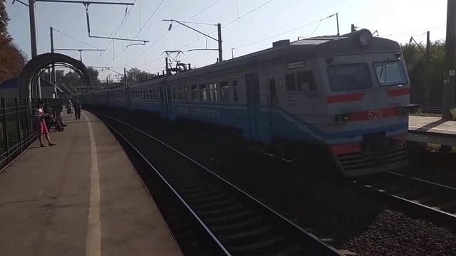 ЭР9М - 529 Городская Электричка прибывает на ст.Киев - Волынский смотреть онлайн