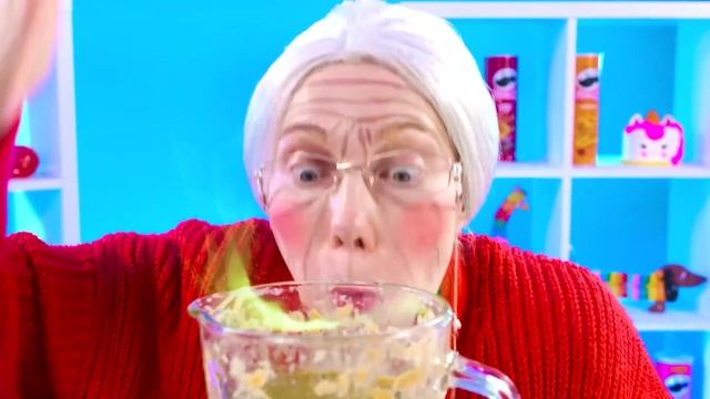 Já vs Dědeček Kuchařská Výzva | Vtipné Situace s Jídlem Fun Teen смотреть онлайн