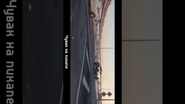 Пустой ангар с деталями машины