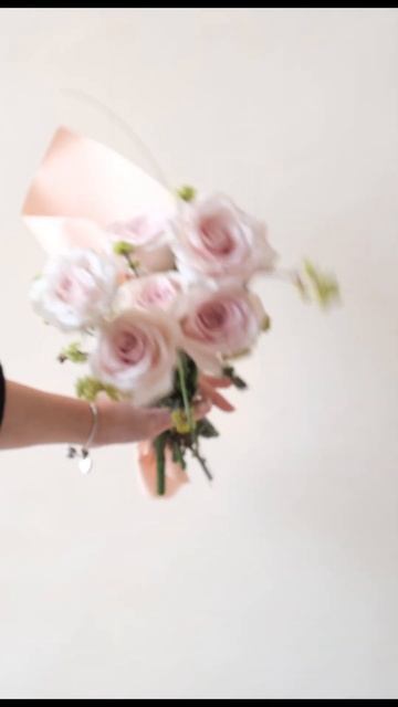 Hand-tie & Wrap a Rose Bouquet with me - Mini Vlog | Cùng làm bó Hoa Hồng Tự Nhiên kiểu Hàn смотреть онлайн