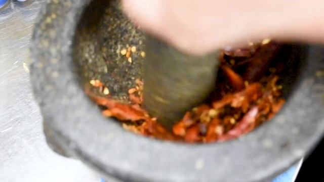 Prig Bon | THESE Chilli Flakes are ESSENTIAL for Pad Thai, Pad See Yew....... смотреть онлайн