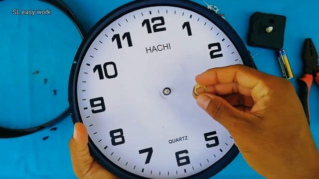 HOW TO REPLACE A QUARTZ CLOCK MECHANISM - Wall clock machine repair at home смотреть онлайн