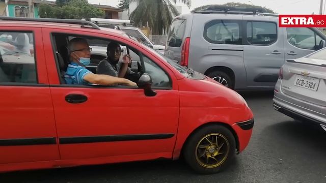 Sensual vendedora le 'saca el jugo' a la figura смотреть онлайн