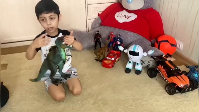 Распаковываем игрушечного динозавра. смотреть онлайн