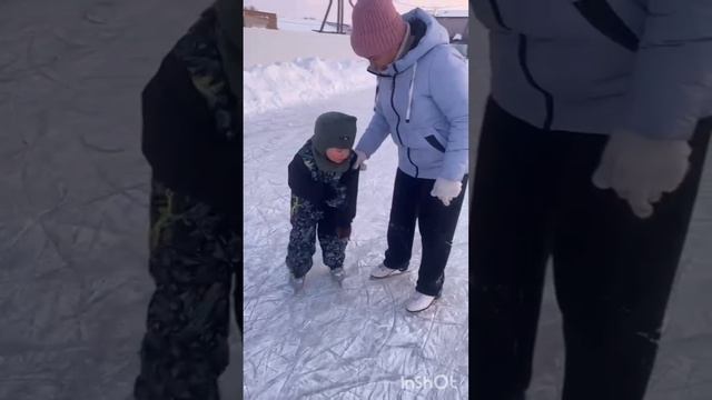 Младший внук первый раз на коньках