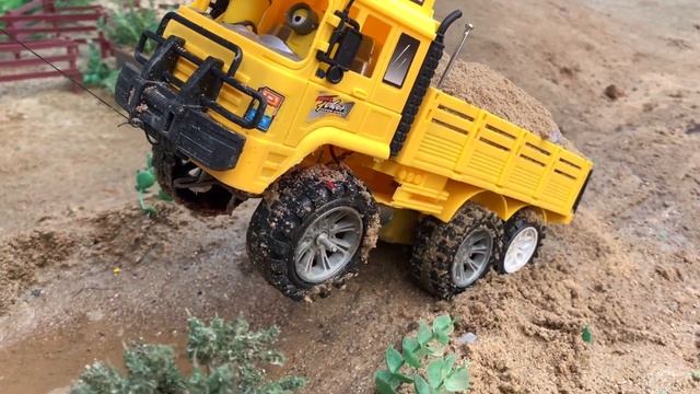 TABRAK LARI Truk Fuso 220Ps Hino 500 Tronton Bermuatan Full Tanah Truk Engkel Terguling - RC Wolrd смотреть онлайн