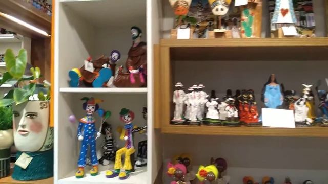 Sala de embarque no aeroporto de Salvador, Bahia. /2/ Зал посадки в аэропорту Салвадора, Баия. смотреть онлайн