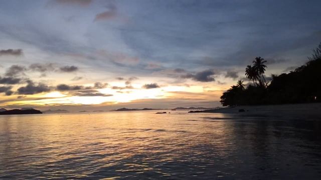 MELIHAT MATAHARI TERBIT DI PULAU RANDAYAN #sunrise #beach #water #air #pantai #ombak #waves смотреть онлайн