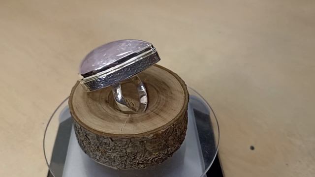 Серебряное кольцо с розовым кварцем.