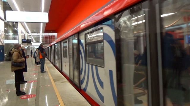 Электропоезд 81-775/776/777 "МОСКВА-2020" №30 на станции метро Давыдково, Большая Кольцевая линия смотреть онлайн