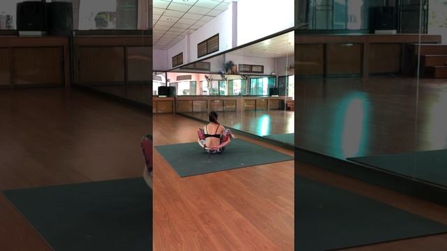 Day 5 of #FoldIntoJune is #widelegfold #kuntasana #shoulderstretch variant смотреть онлайн