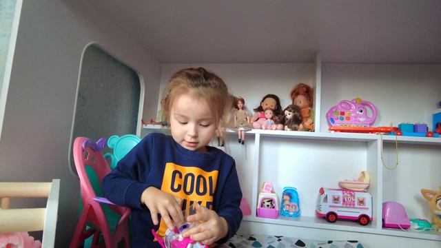 Далия с LOL ками играет в грузовичок Лева, Капу и Грузиком смотреть онлайн