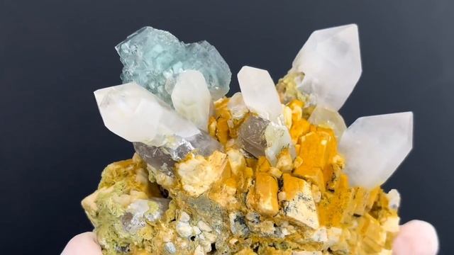 Chinese mineral specimen: Fluorite, Quartz from Yunxiao, Fujian, China. смотреть онлайн